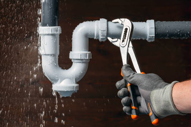 Professional Emergency Plumber technician working in Poolesville, MD